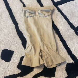 NWOT! SKIMS Strapless Sculpting Mid Thigh Bodysuit